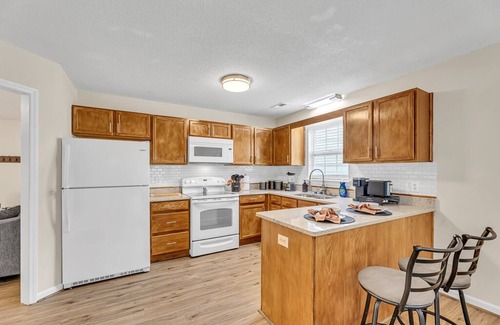 Winston - Salem Casa | Cozy 1 Story Home - Near Hospitals and Mall - No Stairs - Long Term Allowed