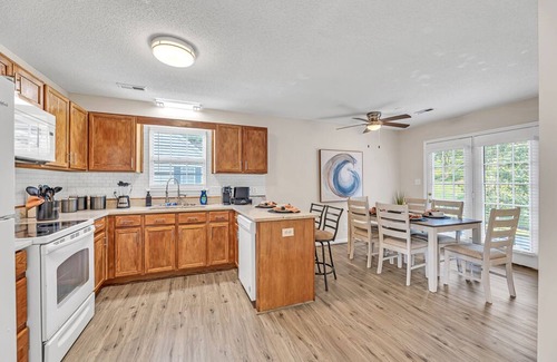 Winston - Salem Casa | Cozy 1 Story Home - Near Hospitals and Mall - No Stairs - Long Term Allowed