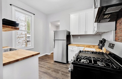 Mount Washington Casa | Stylish 2BR! Off-Street Parking!