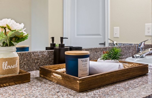 Lazybrook/Timbergrove Apartamento | Stylish 2br Retreat 10 Min from DT w/ Pool & BBQ!
