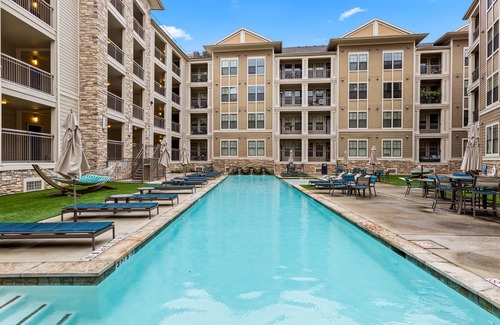 Lazybrook/Timbergrove Apartamento | Stylish 2br Retreat 10 Min from DT w/ Pool & BBQ!