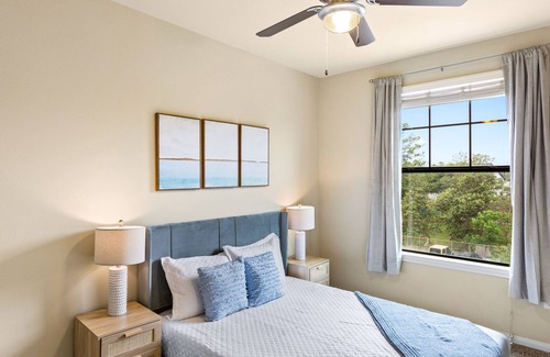 Lazybrook/Timbergrove Apartamento | Stylish 2br Retreat 10 Min from DT w/ Pool & BBQ!