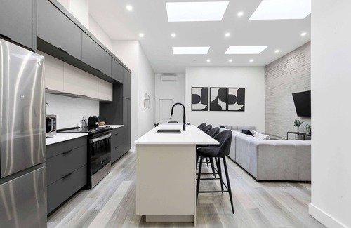 Griffintown Apartamento | Unreal 2 BDR in Heart of MTL With Shared Patio