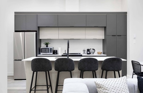 Griffintown Apartamento | Unreal 2 BDR in Heart of MTL With Shared Patio
