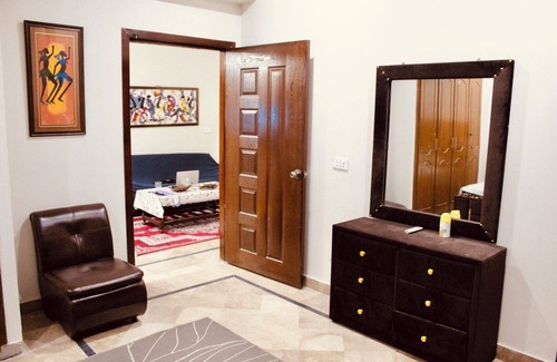 Islamabad Apartamento | Stylish 2BR Unit: ideal retreatliving room kitchen