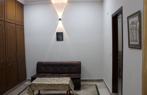 Islamabad Apartamento | Stylish 2BR Unit: ideal retreatliving room kitchen
