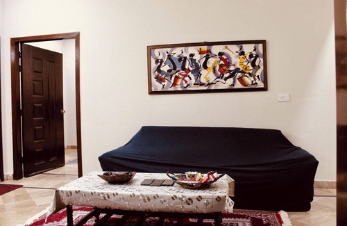Islamabad Apartamento | Stylish 2BR Unit: ideal retreatliving room kitchen