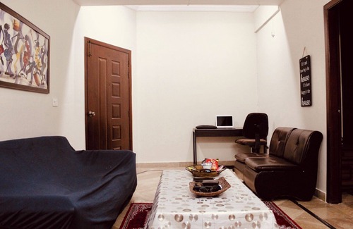 Islamabad Apartamento | Stylish 2BR Unit: ideal retreatliving room kitchen