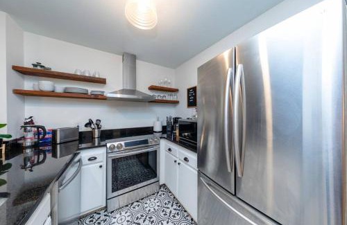 West End Apartamento | Stylish 2BR with Balcony and Optional Parking Near Vanderbilt & Broadway