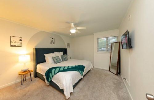 West End Apartamento | Stylish 2BR with Balcony and Optional Parking Near Vanderbilt & Broadway