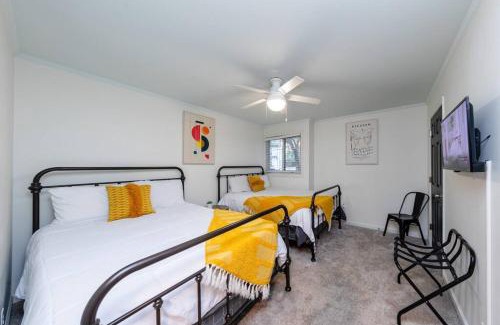 West End Apartamento | Stylish 2BR with Balcony and Optional Parking Near Vanderbilt & Broadway