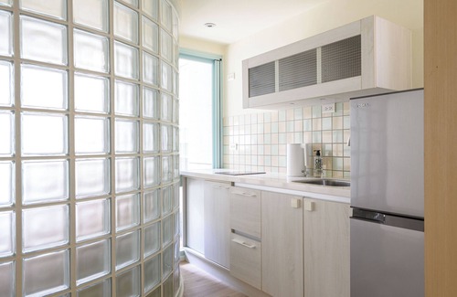 Songshan Apartamento | Stylish 2F Large Studio, Taipei, Elevator, AC, 1 unit in a floor, Walk to MRT