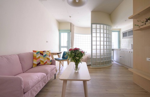 Songshan Apartamento | Stylish 2F Large Studio, Taipei, Elevator, AC, 1 unit in a floor, Walk to MRT