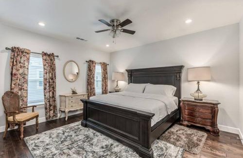 Northside Chalet De Esquí | Stylish 3 BDR House 5 miles to Downtown!