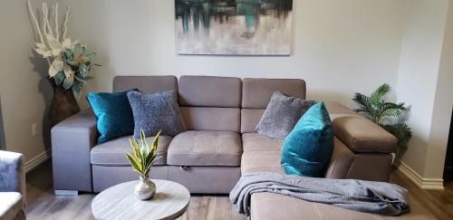 Kitchener Apartamento | Stylish 3 Bdrm house- king bed, Netflix, parking