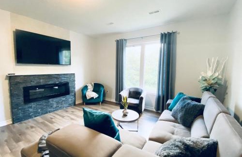 Kitchener Apartamento | Stylish 3 Bdrm house- king bed, Netflix, parking