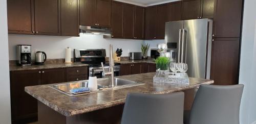 Kitchener Apartamento | Stylish 3 Bdrm house- king bed, Netflix, parking