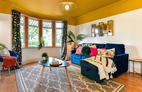 Roath Casa | Stylish 3 bed central home with parking!