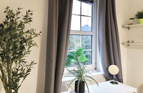 Barbican Apartamento | Stylish 3-Bed Getaway in London with City Views and walking distance to tube