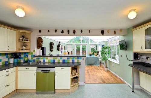 Canton Casa | Stylish 3-Bed Home in Canton wGarden Parking Pass The Keys