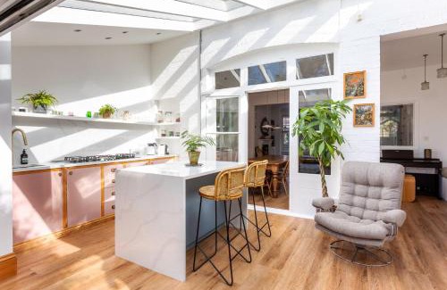 Dudden Hill Casa | Stylish 3-Bed Home with Garden in Dollis Hill