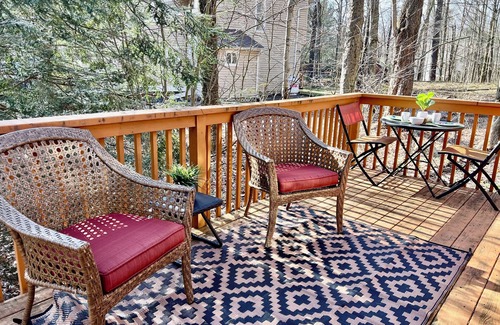 Tobyhanna Cabina | Stylish 3 Bed Mtn Retreat with HOT TUB, KING SIZE BED & Resort Style Amenities.