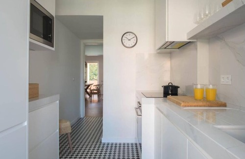 Carcavelos Apartamento | Stylish 3-Bedroom Apt with Balcony, Steps from Carcavelos Beach and Shopping.