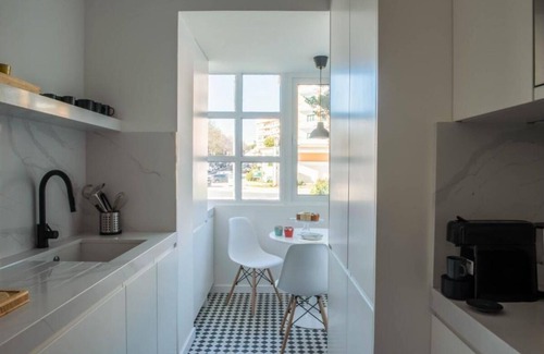 Carcavelos Apartamento | Stylish 3-Bedroom Apt with Balcony, Steps from Carcavelos Beach and Shopping.