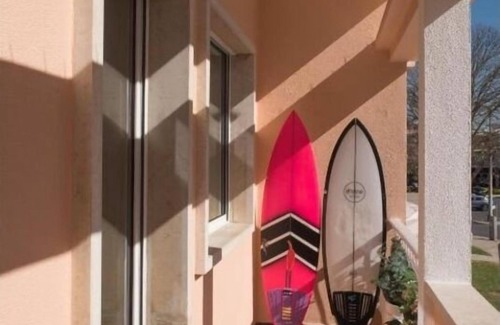 Carcavelos Apartamento | Stylish 3-Bedroom Apt with Balcony, Steps from Carcavelos Beach and Shopping.