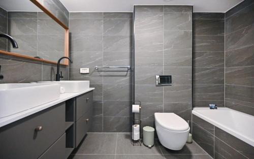 Tel Aviv Apartamento | Stylish 3 Bedroom Apartment With Balcony By Vacay