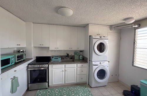 McCully - Moiliili Cama Y Desayuno | Stylish 3-bedroom bed & breakfast in amazing Honolulu with a stunning view.
