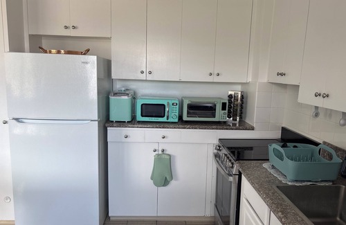 McCully - Moiliili Cama Y Desayuno | Stylish 3-bedroom bed & breakfast in amazing Honolulu with a stunning view.