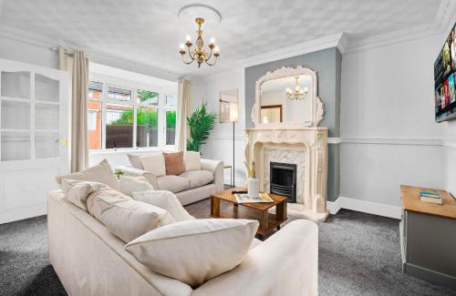 Sutton Coldfield Casa | Stylish 3 Bedroom House with Parking 73B - Top Rated - Netflix - Wifi - Smart TV