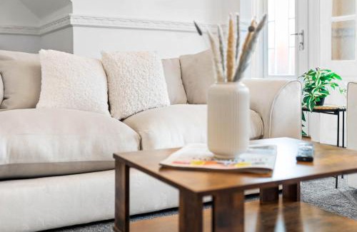 Sutton Coldfield Casa | Stylish 3 Bedroom House with Parking 73B - Top Rated - Netflix - Wifi - Smart TV