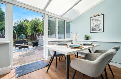 Sutton Coldfield Casa | Stylish 3 Bedroom House with Parking 73B - Top Rated - Netflix - Wifi - Smart TV