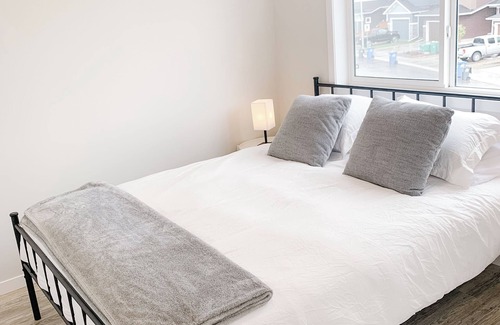 Cochrane Casa | Stylish 3 Bedroom Retreat in South Cochrane