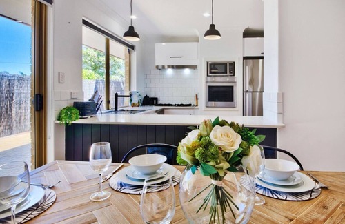 Scarborough Casa | Stylish 3 BR 1 min to Cafes/Restaurants/Park