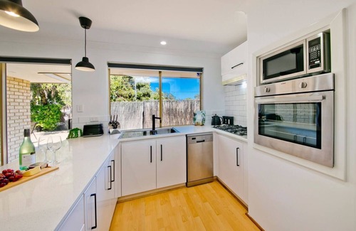 Scarborough Casa | Stylish 3 BR 1 min to Cafes/Restaurants/Park