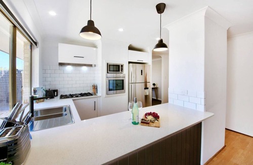 Scarborough Casa | Stylish 3 BR 1 min to Cafes/Restaurants/Park