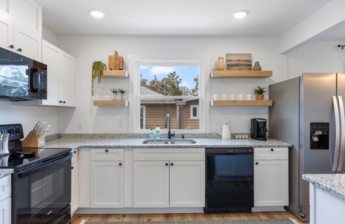 Wilmington Casa | Stylish 3 BR House: 1 King Bed. Centrally Located!