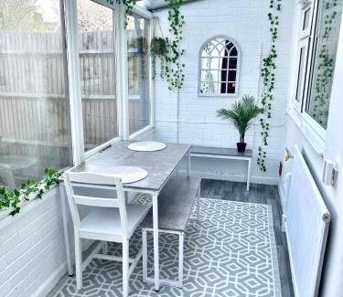 Watford Casa | Stylish 3Bed House with Garden, near Stations, London & Harry Potter studios, great for families and contractors