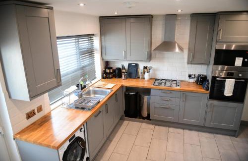 Watford Casa | Stylish 3Bed House with Garden, near Stations, London & Harry Potter studios, great for families and contractors