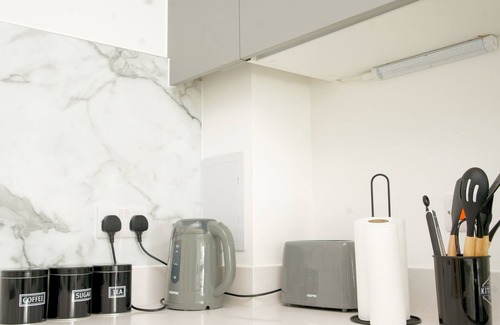 West Hill Apartamento | Stylish 3BR | 3 Min to Southfields Station