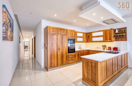 Marsaxlokk Apartamento | Stylish 3BR Apt in Marsaxlokk with Private Terrace