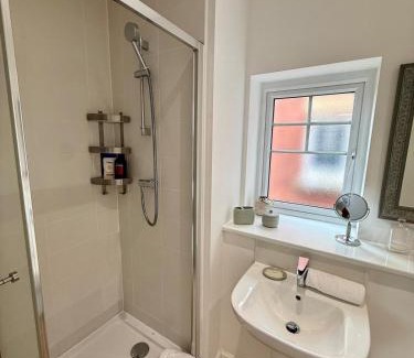 Canton Casa | Stylish 3BR Cardiff Home Balcony, Garden, Free Parking and EV Charging