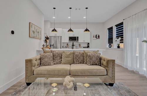 Dallas Casa | Stylish 3BR Dallas Townhouse Rooftop Backyard Garage