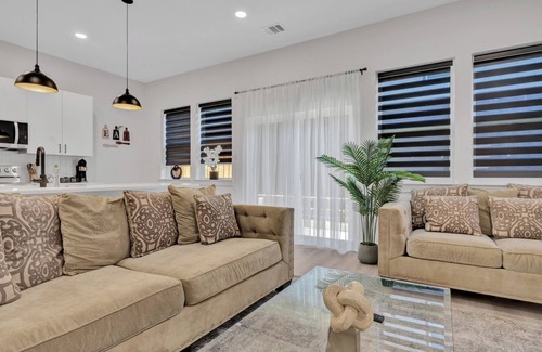 Dallas Casa | Stylish 3BR Dallas Townhouse Rooftop Backyard Garage
