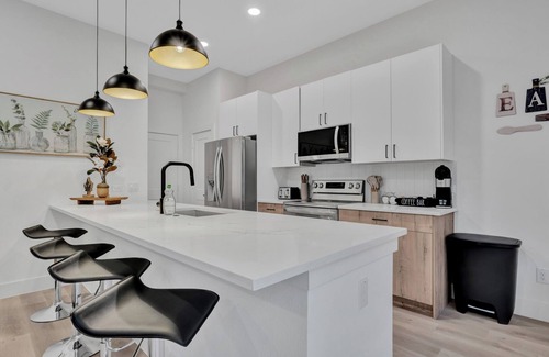 Dallas Casa | Stylish 3BR Dallas Townhouse Rooftop Backyard Garage