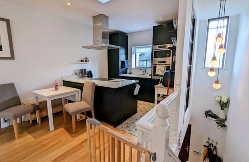 Sandycove Casa | Stylish 3BR Dun Laoghaire Home Nr. Beach & Train