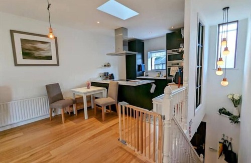 Sandycove Casa | Stylish 3BR Dun Laoghaire Home Nr. Beach & Train